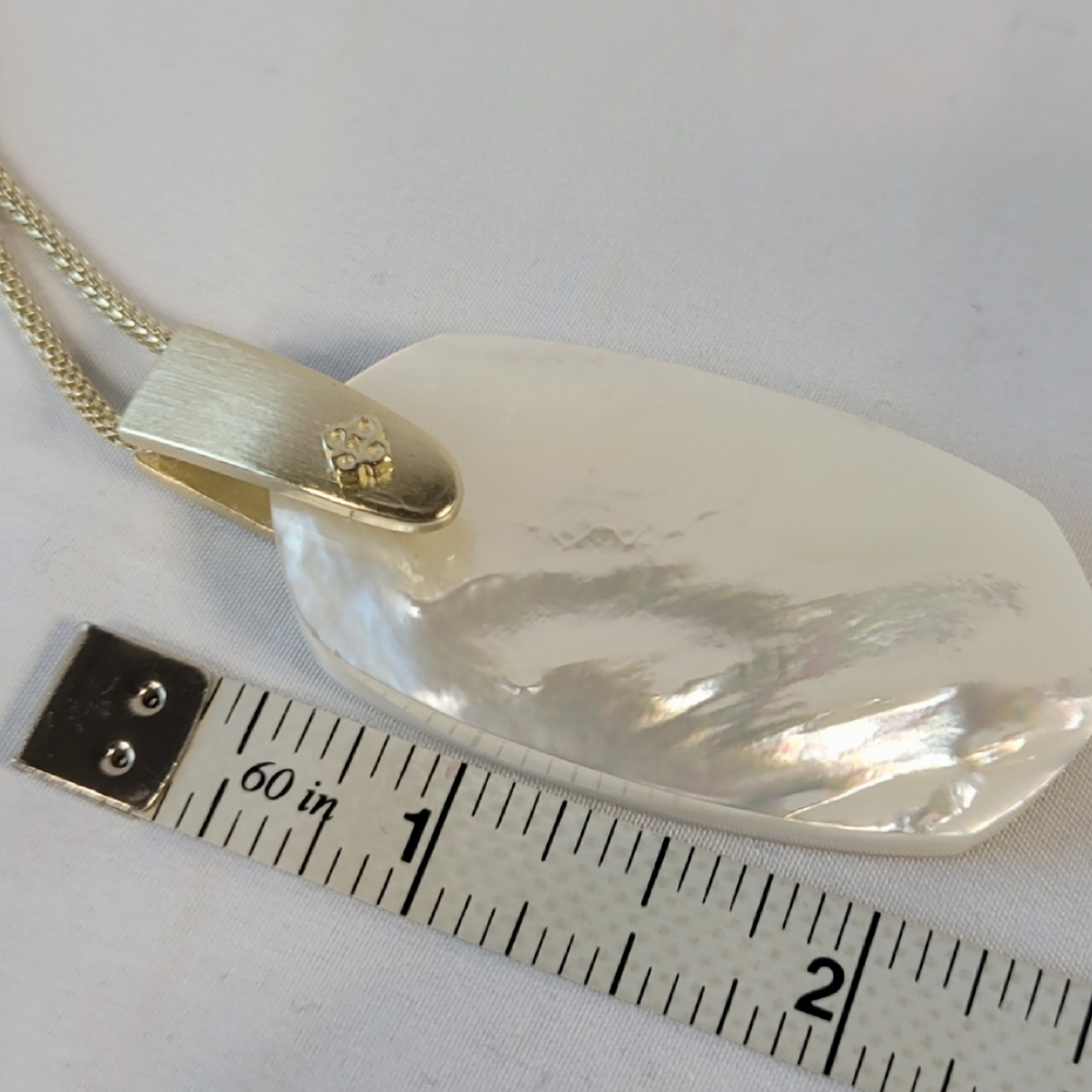 Kendra Scott Gold and White Oval Pendant Necklace - Picture 6 of 8